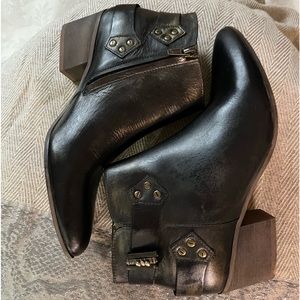 5028 Leather Ankle Boot with zipper